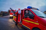Weihnachtsmann Heiko Hieronymus und Ortschaftsb&uuml;rgermeisterin Katrin Sch&ouml;nemann verteilten am Samstag an die Kinder in Niedersachswerfen kleine Geschenke. (Foto: Susanne Schedwill)