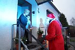 Weihnachtsmann Heiko Hieronymus und Ortschaftsb&uuml;rgermeisterin Katrin Sch&ouml;nemann verteilten am Samstag an die Kinder in Niedersachswerfen kleine Geschenke. (Foto: Susanne Schedwill)