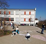 Stoppt den Krieg - die Grundschule Werther wurde in diesen Tagen einmal nicht der Jahreszeit sondern dem Zeitgeschehen entsprechend geschm&uuml;ckt (Foto: Marietta Schr&ouml;ter)
