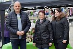 B&uuml;rgermeister  Steffen Grimm besuchte die St&auml;nde auf dem Sondersh&auml;user Ostermarkt und kam mit den H&auml;ndlerinnen und H&auml;ndlern ins Gespr&auml;ch (Foto: Eva Maria Wiegand)