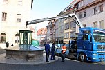 Brunnenabdeckung und Fr&uuml;hjahrsputz vorm Rathaus (Foto: oas)