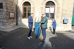 Brunnenabdeckung und Fr&uuml;hjahrsputz vorm Rathaus (Foto: oas)
