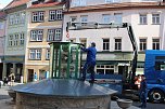 Brunnenabdeckung und Fr&uuml;hjahrsputz vorm Rathaus (Foto: oas)
