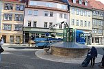 Brunnenabdeckung und Fr&uuml;hjahrsputz vorm Rathaus (Foto: oas)