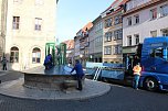 Brunnenabdeckung und Fr&uuml;hjahrsputz vorm Rathaus (Foto: oas)