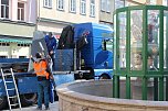 Brunnenabdeckung und Fr&uuml;hjahrsputz vorm Rathaus (Foto: oas)
