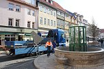 Brunnenabdeckung und Fr&uuml;hjahrsputz vorm Rathaus (Foto: oas)