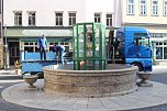 Brunnenabdeckung und Fr&uuml;hjahrsputz vorm Rathaus (Foto: oas)