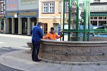 Brunnenabdeckung und Fr&uuml;hjahrsputz vorm Rathaus (Foto: oas)