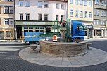 Brunnenabdeckung und Fr&uuml;hjahrsputz vorm Rathaus (Foto: oas)