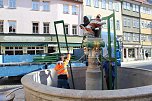 Brunnenabdeckung und Fr&uuml;hjahrsputz vorm Rathaus (Foto: oas)