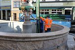 Brunnenabdeckung und Fr&uuml;hjahrsputz vorm Rathaus (Foto: oas)