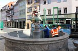 Brunnenabdeckung und Fr&uuml;hjahrsputz vorm Rathaus (Foto: oas)