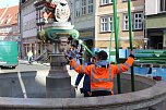 Brunnenabdeckung und Fr&uuml;hjahrsputz vorm Rathaus (Foto: oas)