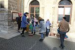 Brunnenabdeckung und Fr&uuml;hjahrsputz vorm Rathaus (Foto: oas)