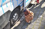 Die gro&szlig;en R&auml;der des Busses werden bestaunt (Foto: Katrin Milde)