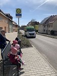 Die Kinder warten auf den B&uuml;rgerbus in Bad Frankenhausen (Foto: Katrin Milde)
