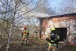 Starke Rauchentwicklung auf dem Gel&auml;nde des alten Gaswerks rief gestern die Feuerwehr auf den Plan (Foto: Silvio Dietzel/Lukas M&uuml;hlhause)