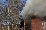 Starke Rauchentwicklung auf dem Gel&auml;nde des alten Gaswerks rief gestern die Feuerwehr auf den Plan (Foto: Silvio Dietzel/Lukas M&uuml;hlhause)