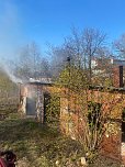 Starke Rauchentwicklung auf dem Gel&auml;nde des alten Gaswerks rief gestern die Feuerwehr auf den Plan (Foto: Silvio Dietzel/Lukas M&uuml;hlhause)
