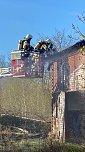 Starke Rauchentwicklung auf dem Gel&auml;nde des alten Gaswerks rief gestern die Feuerwehr auf den Plan (Foto: Silvio Dietzel/Lukas M&uuml;hlhause)