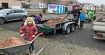 Auch die Kleinen halfen mit (Foto: R.+K. Schulze)