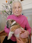 Kuschelstunde in Pflegeheim Schloss Sophie von Kühn (Foto: Novalis Diakonieverein ) Kuschelstunde in Pflegeheim Schloss Sophie von Kühn (Foto: Novalis Diakonieverein )