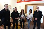 Julia Lurch und Myriam Saibou wechseln von der Jugendfeuerwehr in die Einsatzabteilung. Jugendwart Maximilian D&ouml;lle und sein Stellvertreter Niklas Jahns sowie Wehrf&uuml;hrer Alexander-Raphael Beck freuen sich mit den beiden  (Foto: Feuerwehr Heiligenstadt)