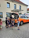 Dr. Martin Koc&uacute;r, Leitender Oberarzt der Klinik f&uuml;r An&auml;sthesiologie und Schmerztherapie, f&uuml;hrte die Kinder &uuml;ber die Stationen (Foto: KMG Mannisk Klinik)