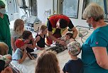 Was klopft denn da? Die Kinder durften mit einem Stethoskop h&ouml;ren, welche Ger&auml;uche ein Herz macht. (Foto: KMG Mannisk Klinik)