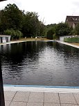Pechschwarz hatte sich das Wasser im Becken des Hundeshagener Freibades nach einer technischen St&ouml;rung am Filtersystem gef&auml;rbt.  (Foto: Simone Haase )