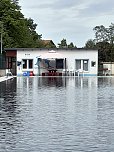 Pechschwarz hatte sich das Wasser im Becken des Hundeshagener Freibades nach einer technischen St&ouml;rung am Filtersystem gef&auml;rbt.  (Foto: Simone Haase )