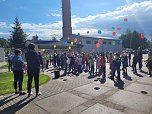 Kinder freuen sich &uuml;ber ihren neuen Schulspielplatz (Foto: LRA  Sondershausen)