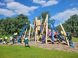 Kinder freuen sich &uuml;ber ihren neuen Schulspielplatz (Foto: LRA  Sondershausen)