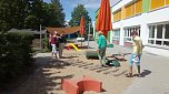 Auf dem Balancierpfad testeten einstige Betreuerinnen ihre Geschicklichkeit. (Foto: Rosalinde Frank)