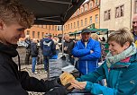An den Verk&ouml;stigungsst&auml;nden f&uuml;r au&szlig;ergew&ouml;hnliche Burger, Pommes und Co herrschten lange Warteschlangen. (Foto: Janine Skara)
