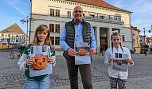 B&uuml;rgermeister Steffen Grimm mit zwei Gewinnerinnen des K&uuml;rbisschnitzwettbewerbs (Foto: Janine Skara)