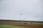 Airbus fliegt im Tiefflug &uuml;ber Felder im Kyffh&auml;userkreis (Foto: S. Dietzel)
