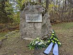 Zum Gedenken an die Pogromnacht legten Steffen Grimm, Dr. Carolin Schäfer und Martin Brauer Blumengestecke nieder. (Foto: Janine Skara) Zum Gedenken an die Pogromnacht legten Steffen Grimm, Dr. Carolin Schäfer und Martin Brauer Blumengestecke nieder. (Foto: Janine Skara)