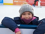 Lisanne aus Nordhausen testete als Erste die Eisbahn (Foto: Janine Skara)