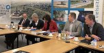 Landr&auml;tin Antje Hochwind-Schneider (Mitte) bei der Unterzeichnung der Vereinbarung zur Schulverwaltungsassistenz (Foto: LRA Sondershausen)