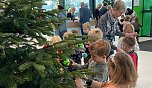 Weihnachtsbaumschmücken bei Skoda in Nordhausen (Foto: red) Weihnachtsbaumschmücken bei Skoda in Nordhausen (Foto: red)