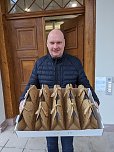 B&uuml;rgermeister Steffen Grimm hatte f&uuml;r jeden Markth&auml;ndler eine limitierte Weihnachtsbaumkugel der Stadt Sondershausen als Nikolausgeschenk dabei (Foto: Janine Skara)