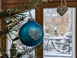 Die limitierte Weihnachtsbaumkugel ist erstmals in diesem Jahr in der Stadtinformation Sondershausen erh&auml;ltlich. (Foto: Janine Skara)