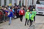 Ein bunter Karnevalszug zog sich am Rosenmontag durch Sondershausen (Foto: Eva Maria Wiegand)