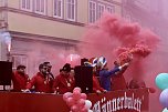 Ein bunter Karnevalszug zog sich am Rosenmontag durch Sondershausen (Foto: Eva Maria Wiegand)