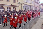 Ein bunter Karnevalszug zog sich am Rosenmontag durch Sondershausen (Foto: Eva Maria Wiegand)