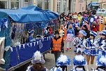 Ein bunter Karnevalszug zog sich am Rosenmontag durch Sondershausen (Foto: Eva Maria Wiegand)