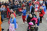 Ein bunter Karnevalszug zog sich am Rosenmontag durch Sondershausen (Foto: Eva Maria Wiegand)