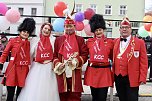 Ein bunter Karnevalszug zog sich am Rosenmontag durch Sondershausen (Foto: Eva Maria Wiegand)